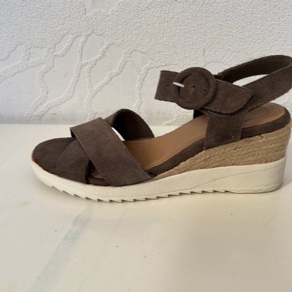 EVOLVE 24/7 Women’s Brown Suede Criss Cross Buckle Wedge Sandal Size 6 - Picture 9 of 12
